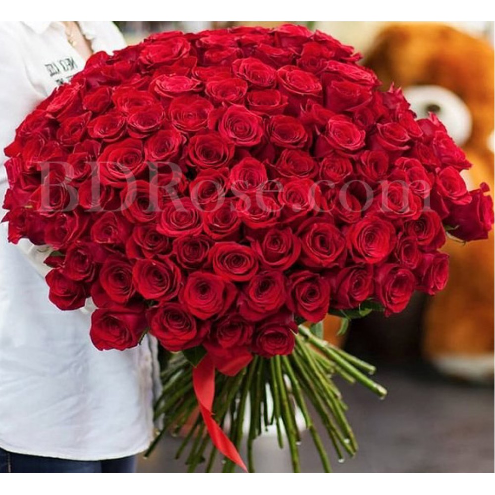 100 pcs red roses in bouquet